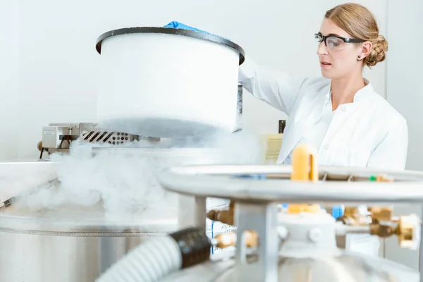 Tampa da máquina de elevação cientista de máquinas — Fotografia de Stock