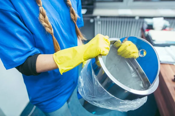 상업계의 청소부 아줌마가 쓰레기 통을 비우다 — 스톡 사진