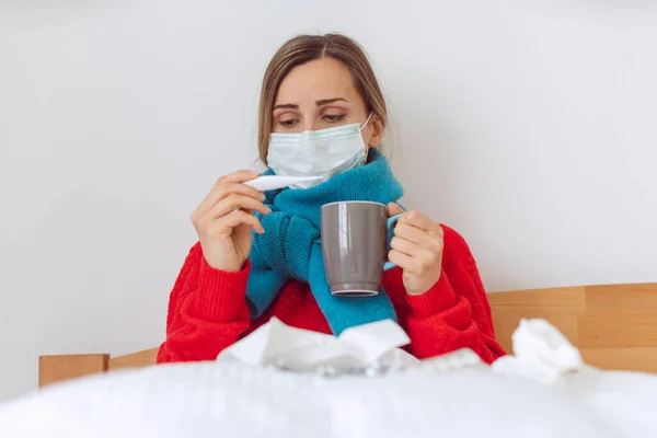 Γυναίκα κόλλησε Covid-19 μετρώντας πυρετό στο κρεβάτι — Φωτογραφία Αρχείου