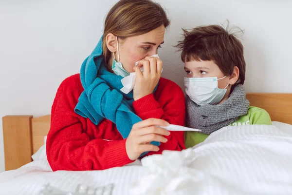 Madre e figlio a letto con un'infezione da virus — Foto Stock