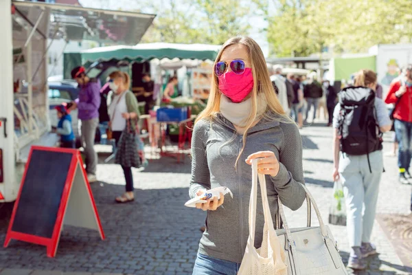 Après verrouillage a levé femme peut enfin faire des emplettes au marché des agriculteurs — Photo