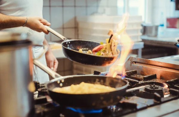 Chef cooking in a restaurant kitchen — Stock Photo, Image