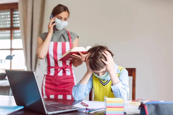 Mutter und Sohn müssen sich bei Sperrung gegenseitig tolerieren — Stockfoto