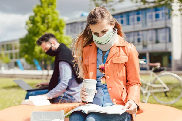 Mann und Frau üben soziale Distanzierung an der Universität — Stockfoto