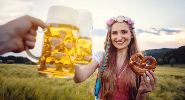 Pov záběr páru v Bavorsku přípitek s pivem — Stock fotografie