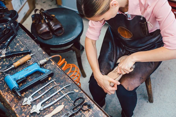 Schuhmacher arbeitet am Rahmen eines Schuhs — Stockfoto