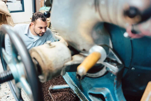 Uomo operante torrefazione caffè — Foto Stock