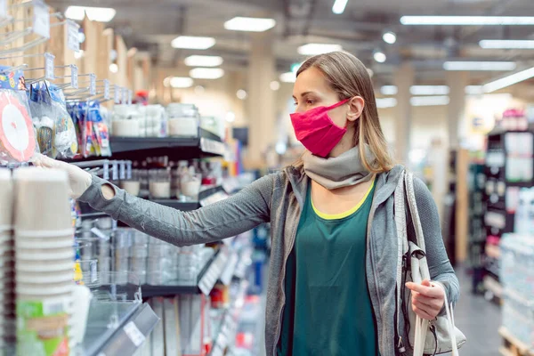 Wanita dengan masker wajah di supermarket — Stok Foto