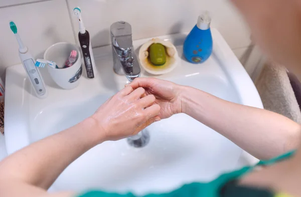 Donna che si lava accuratamente le mani — Foto Stock