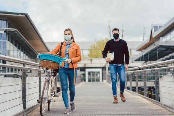 Studenci na kampusie uniwersyteckim w maskach podczas kryzysu koronawirusowego — Zdjęcie stockowe