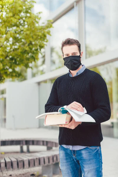 Étudiant pendant covid-19 ne peut pas entrer dans un bâtiment universitaire fermé — Photo