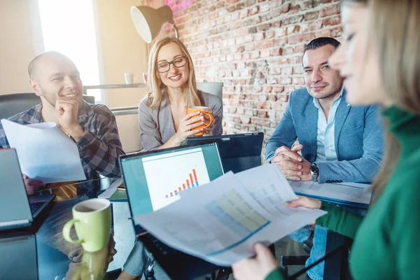 Lluvia de ideas en una empresa emergente sobre el nuevo plan de negocios — Foto de Stock