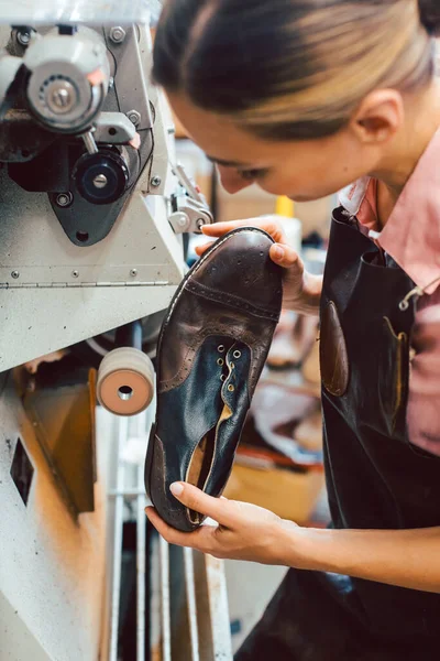 彼女の靴職人のワークショップで機械で働く女性のコブラー — ストック写真