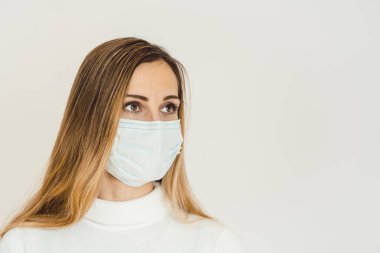 Coronavirus krizi sırasında neler olacağını düşünen bir kadın.