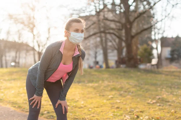 Fit mujer durante covid-19 crisis de tener descanso de correr — Foto de Stock