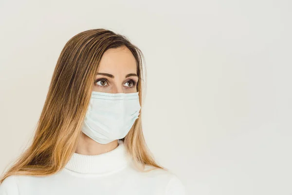 Mujer contemplando lo que está por venir durante la crisis del Coronavirus — Foto de Stock