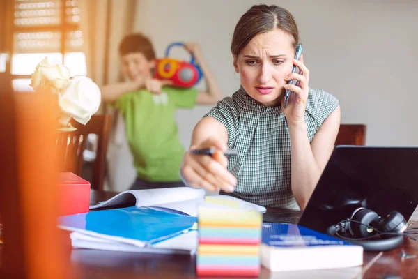 Bureau à domicile ne fonctionne pas pendant le verrouillage covid-19 pour femme — Photo