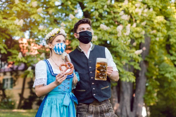 Баварская пара во время коронавирусного кризиса — стоковое фото