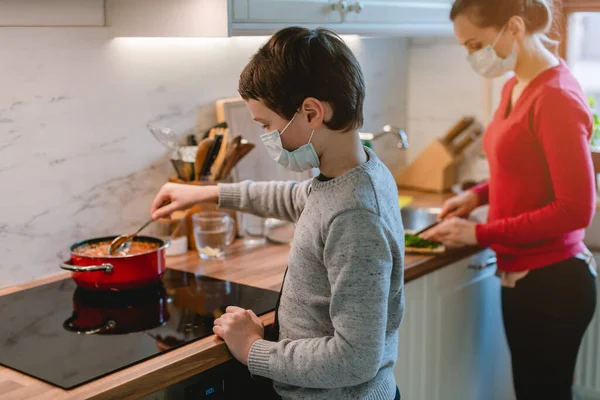 Familj matlagning hemma under coronavirus kris — Stockfoto