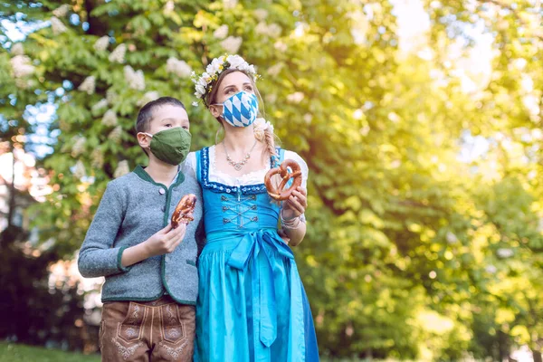 Bavarian family during the coronavirus crisis — Stock Photo, Image