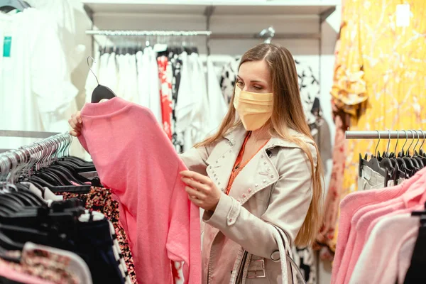 Mujer de compras en la tienda de moda con máscara facial — Foto de Stock