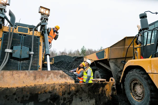 Schwere Maschinen und Arbeiter im Steinbruch — Stockfoto