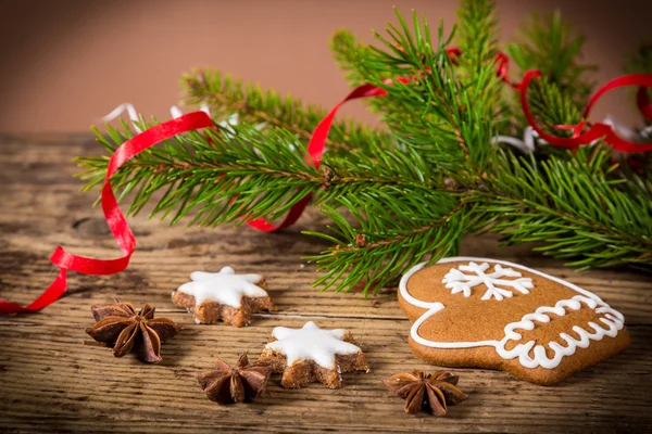 Sfondo natalizio in legno con biscotti di pan di zenzero — Foto Stock