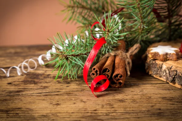 Sfondo natalizio con decorazione e ramo di abete — Foto Stock