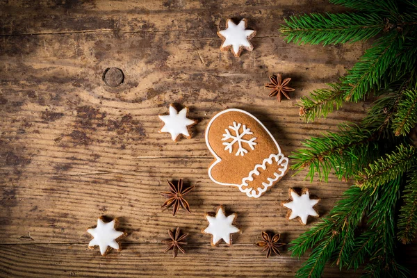 Ξύλινο χριστουγεννιάτικο φόντο με μελόψωμο cookies — Φωτογραφία Αρχείου