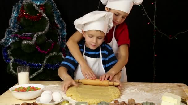 Δύο παιδιά ζυμώνοντας τη ζύμη για cookies Χριστούγεννα μαζί — Αρχείο Βίντεο