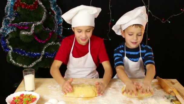 Két gyerek gyúrja a tésztát a karácsonyi cookie-k — Stock videók