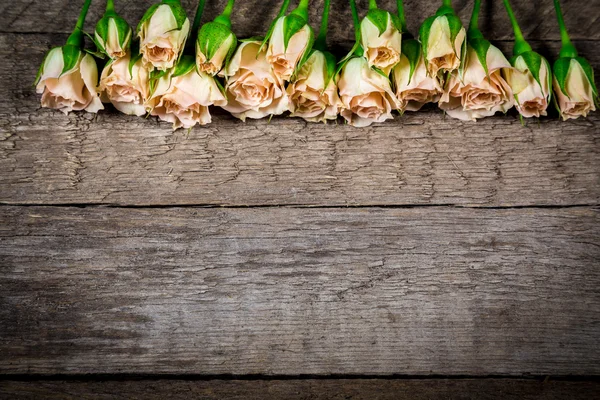Kis bézs rózsák-a fából készült deszka csokor — Stock Fotó