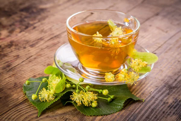 Green herbal tea with linden flowers — Stockfoto