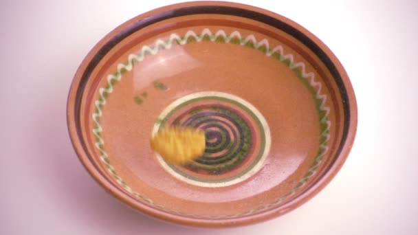 碗里落在白色的背景，慢动作的玉米片 — 图库视频影像