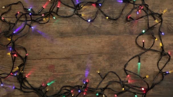 Рождественские огни на деревянном фоне — стоковое видео
