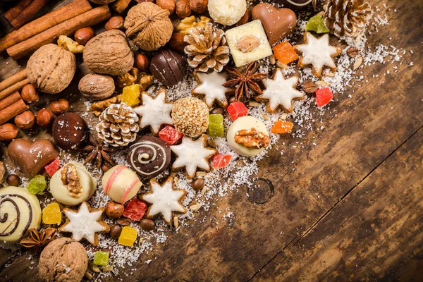 Διαγώνια ξύλινο υπόβαθρο με γλυκίσματα και η σοκολάτα — Φωτογραφία Αρχείου