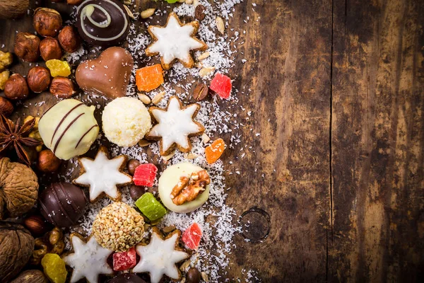 Fundo de madeira com doces e espaço para texto — Fotografia de Stock