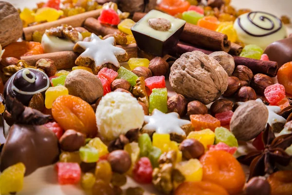 Sfondo festivo con dolci, caramelle e cioccolato — Foto Stock