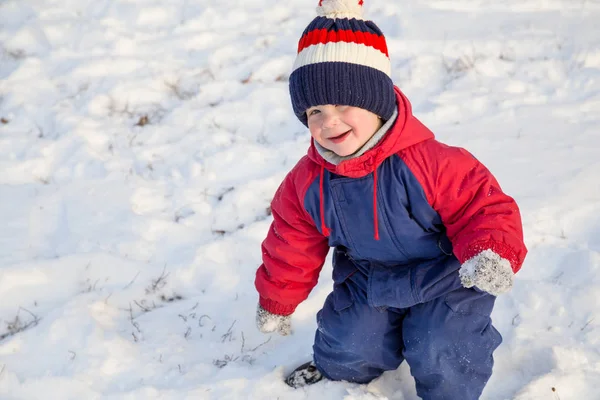 滑稽的小男孩，在雪上行走 — 图库照片