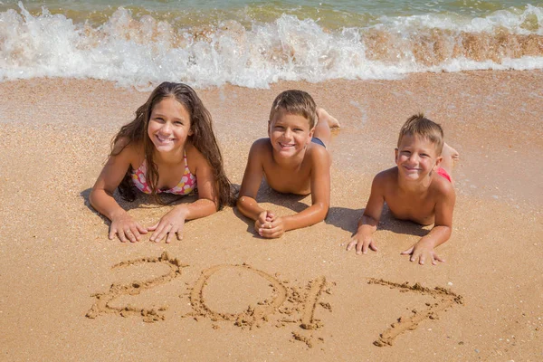 三个孩子在沙滩上 — 图库照片