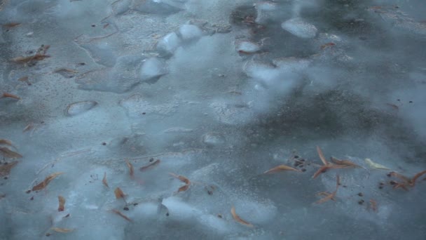 Junge läuft auf dünnem Eis, Zeitlupe 250 fps — Stockvideo