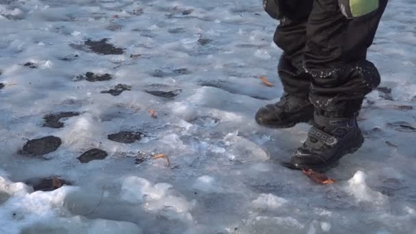 氷の上を飛び跳ねる少年, — ストック動画