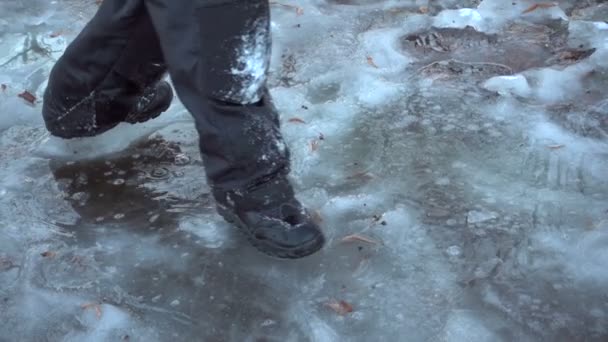 Chico corriendo sobre hielo delgado, cámara lenta — Vídeos de Stock