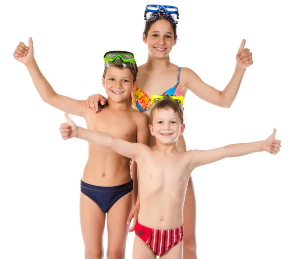 Rodziny z trzy szczęśliwe dzieci w strój kąpielowy — Zdjęcie stockowe