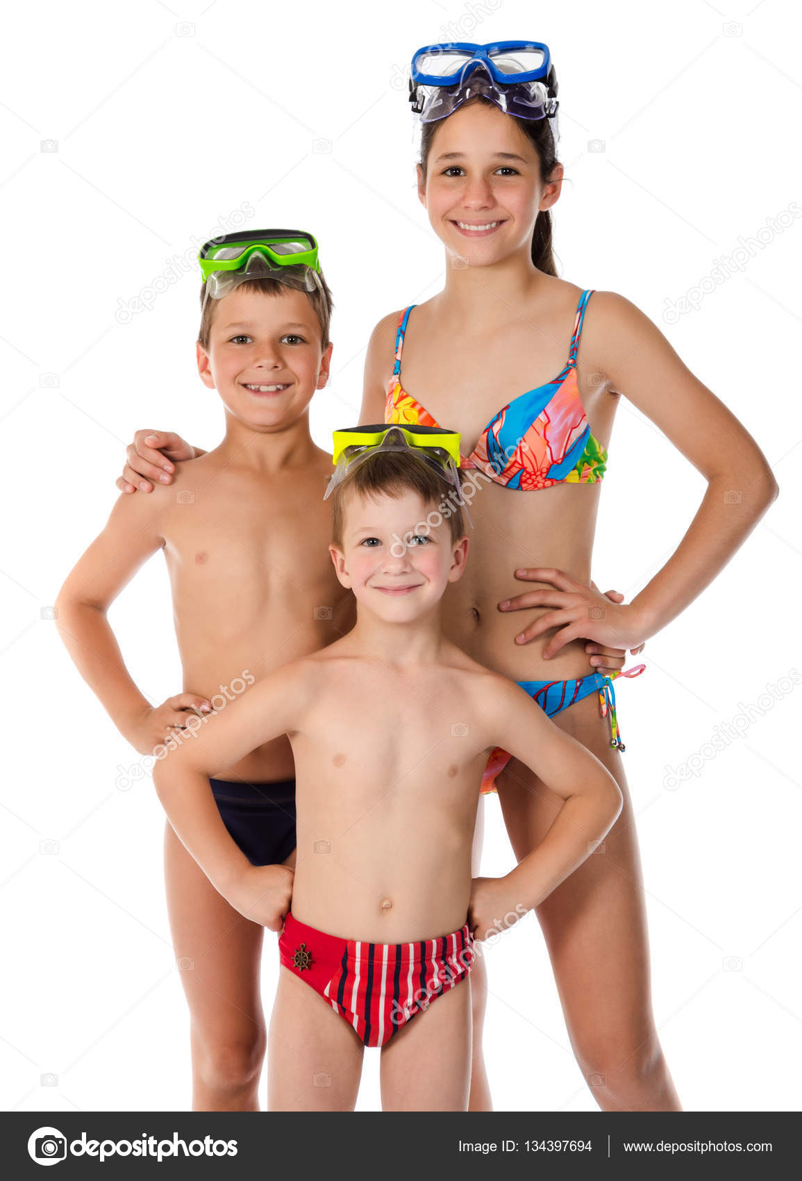 Tre bambini in costume da bagno che stanno insieme — Foto Stock ... Tre bambini in costume da bagno che stanno insieme — Foto Stock ...
