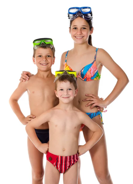 Трое детей в купальнике стоят вместе — стоковое фото
