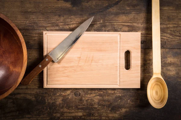 Tabla de cortar en blanco con cucharón, cuchillo y tazón —  Fotos de Stock