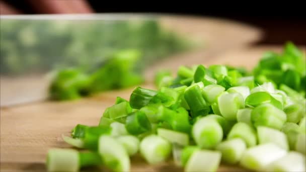 Крупним планом різання зеленої цибулі, м'який фокус — стокове відео