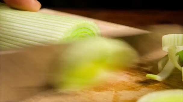 Closeup κοπής το πράσινο κρεμμύδι — Αρχείο Βίντεο