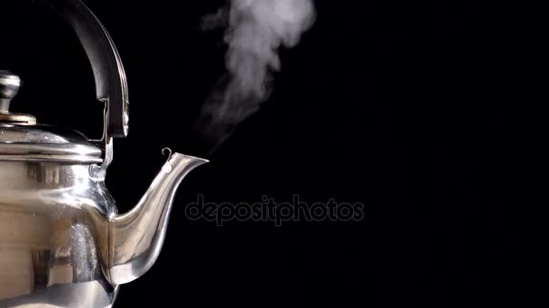 Dampf aus kochender Teekanne auf schwarzem Hintergrund — Stockvideo